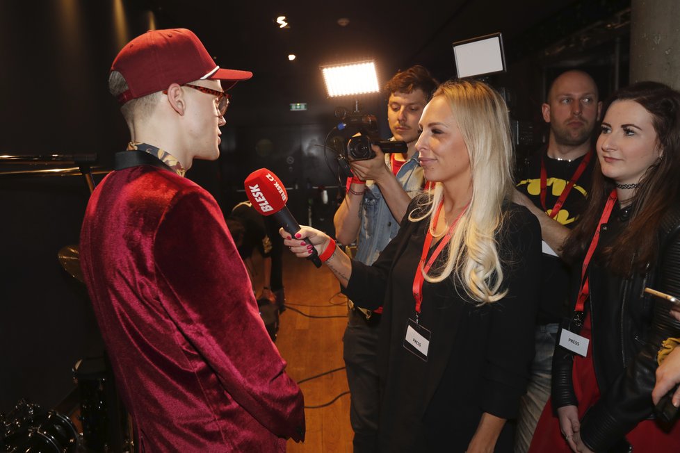 Zpěvák Mikolas Josef předvedl ve Foru Karlín světovou show!