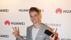 V Česku propaguje produkty firmy Huawei i zpěvák Mikolas Josef.
