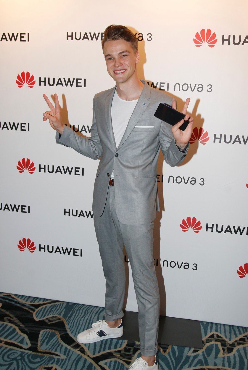 V Česku propaguje produkty firmy Huawei i zpěvák Mikolas Josef