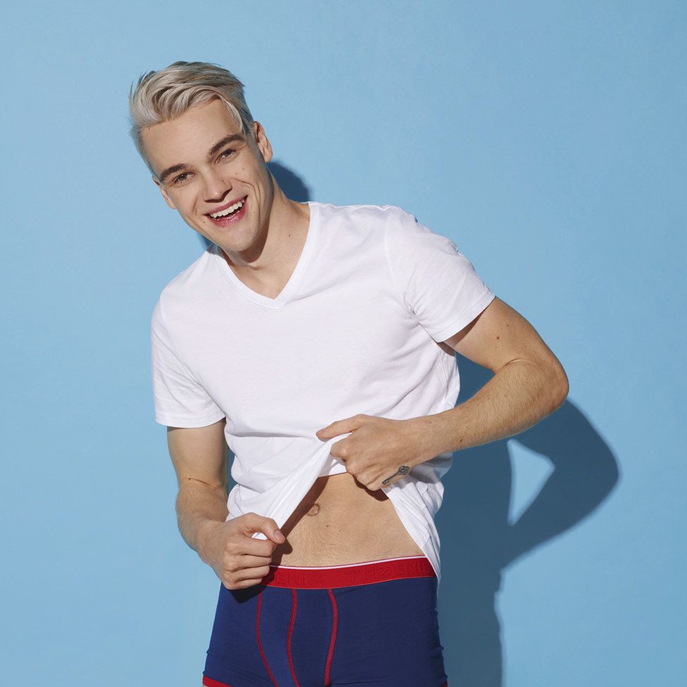 Mikolas Josef v sexy kampani