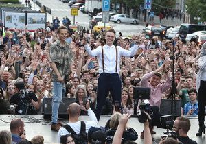 Zpěvák Michal Josef se vrátil z Eurovize do Česka, zavalily ho davy fanynek.