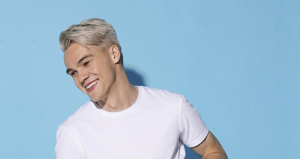 Mikolas Josef v sexy kampani