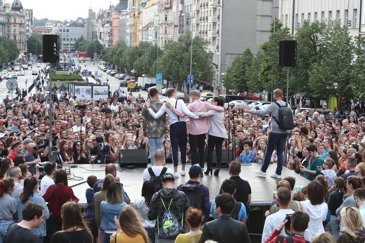 Zpěvák Michal Josef se vrátil z Eurovize do Česka, zavalily ho davy fanynek.