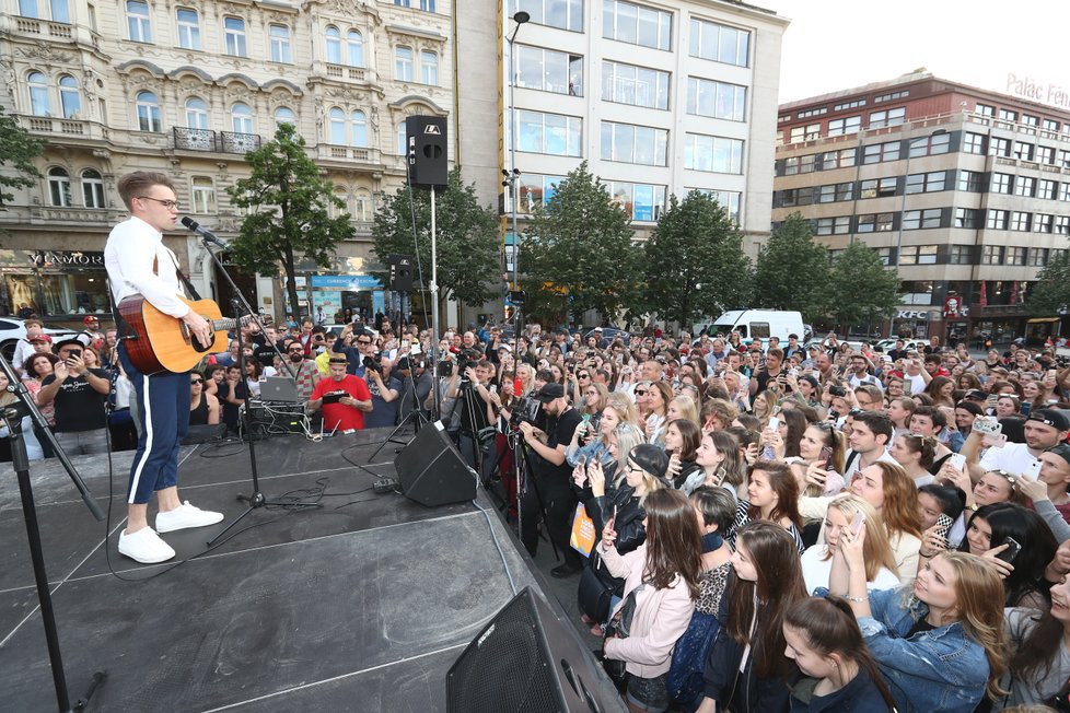 Zpěvák Mikolas Josef se vrátil z Eurovize do Česka, zavalily ho davy fanynek.