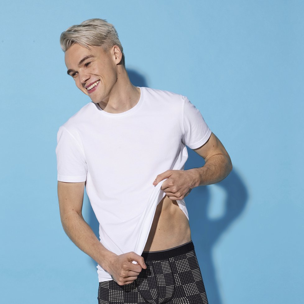 Mikolas Josef v sexy kampani