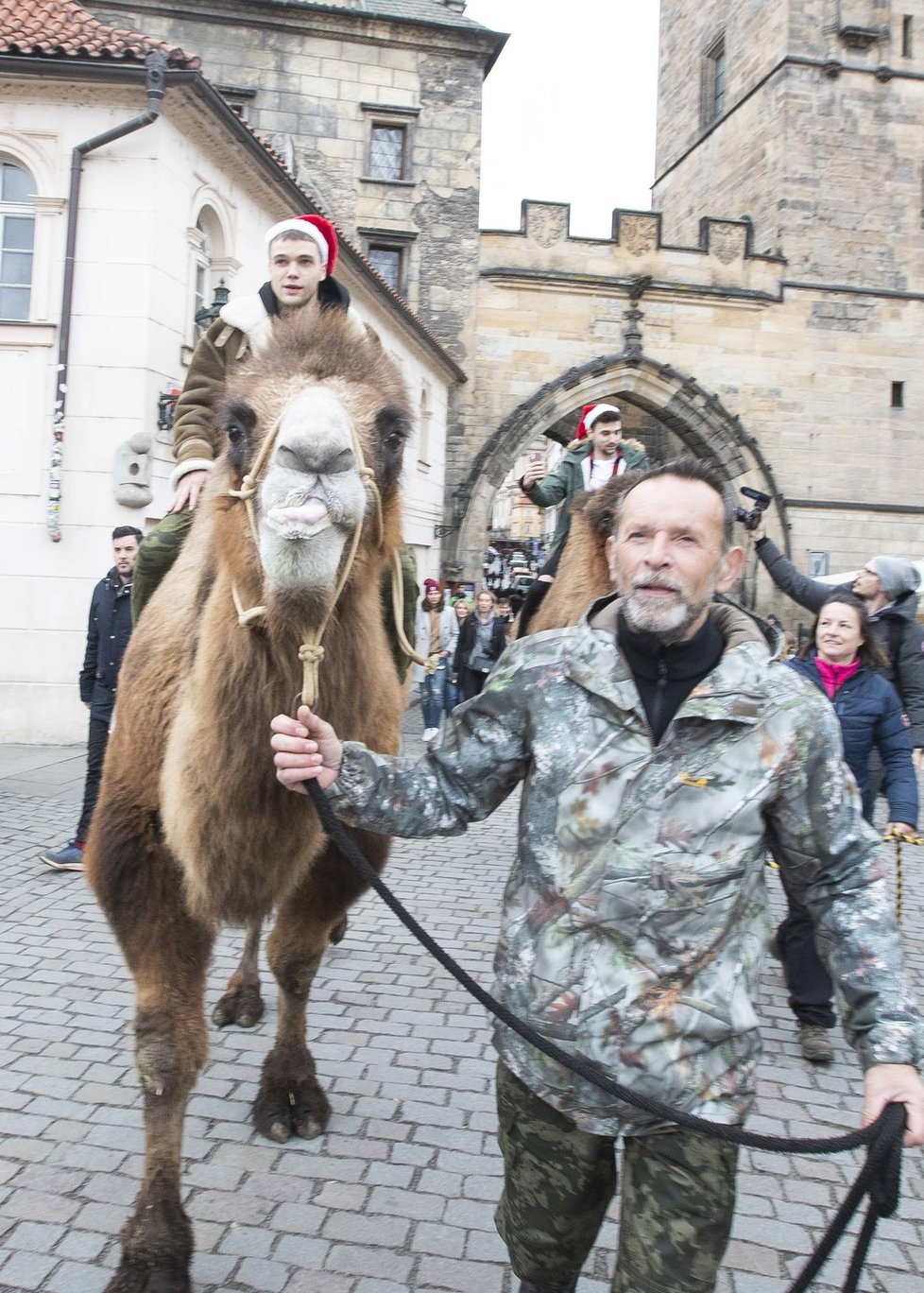 Mikolas Josef řádil na Karlově mostě! Šokoval turisty!