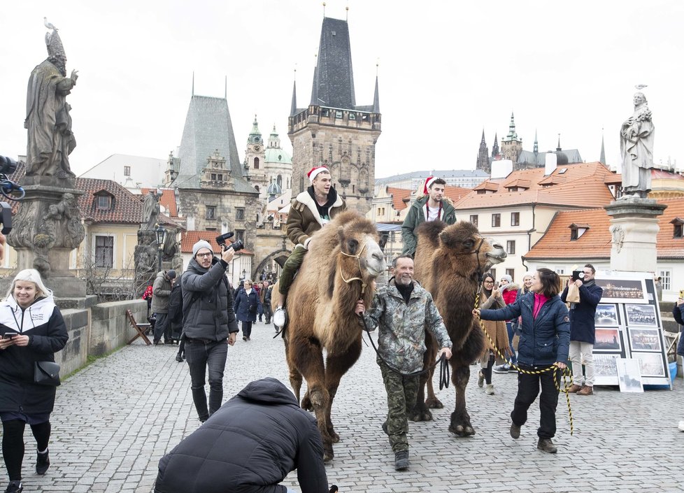 Mikolas Josef řádil na Karlově mostě! Šokoval turisty!