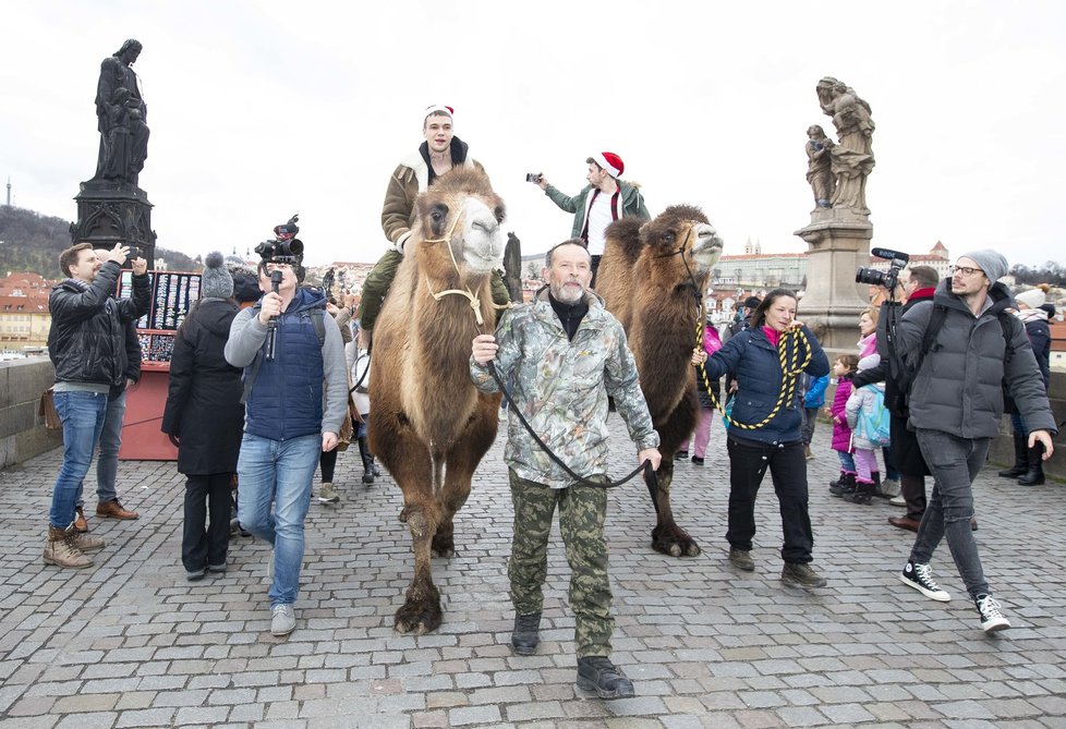 Mikolas Josef řádil na Karlově mostě! Šokoval turisty!