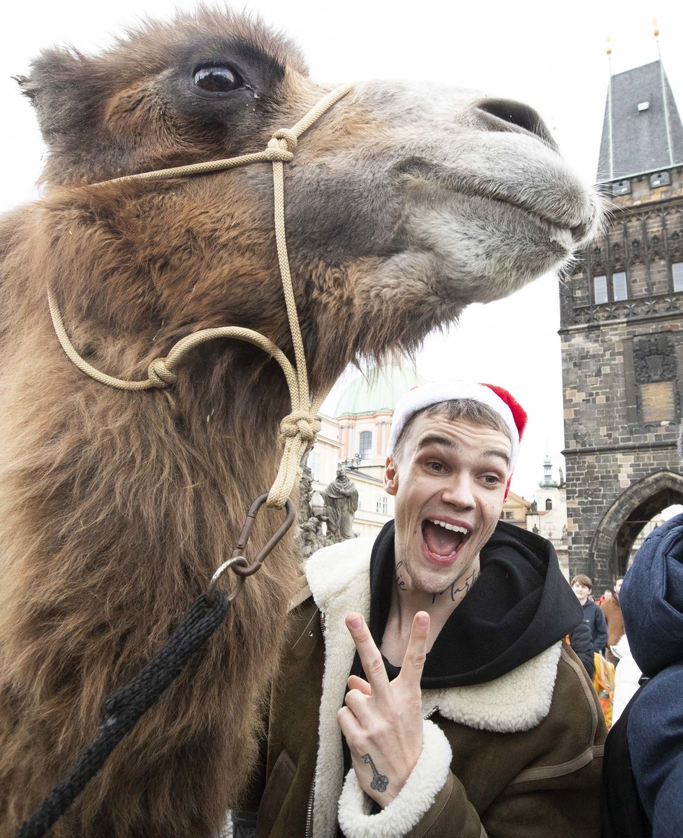 Mikolas Josef řádil na Karlově mostě! Šokoval turisty!