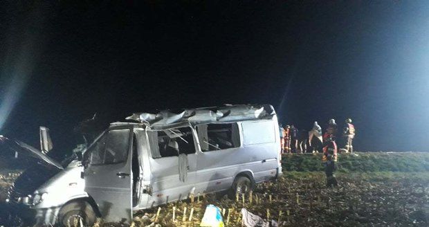 Mikrobus na Vyškovsku vyjel ze silnice a převrátil se: Při nehodě se zranilo 10 lidí. (Ilustrační foto)