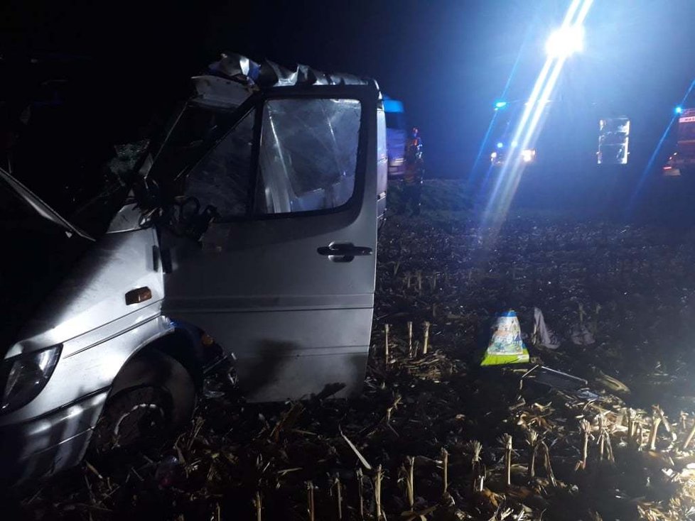 Mikrobus na Vyškovsku vyjel ze silnice a převrátil se: Při nehodě se zranilo 10 lidí. (Ilustrační foto)