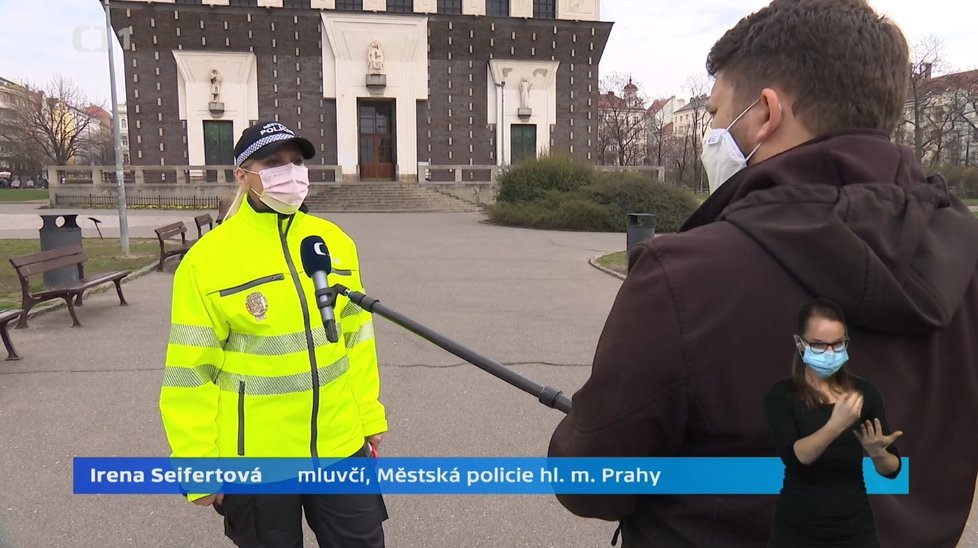 Reportéři ČT musí dodržovat odstup i při natáčení rozhovorů (19. 3. 2020).