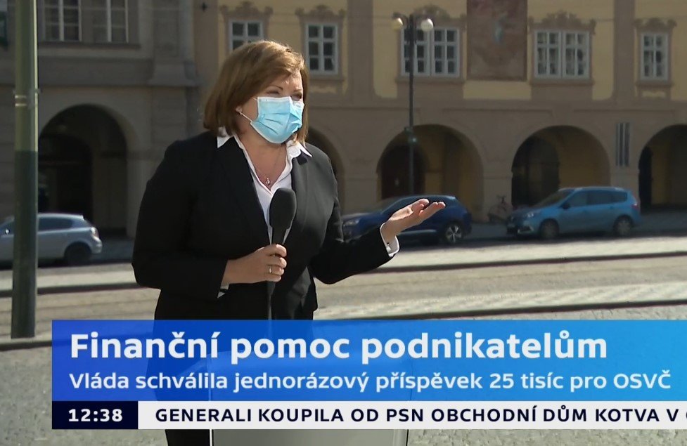 Port pod oblečení nedostala ani ministryně financí Alena Schillerová (za ANO). Mikrofon si kvůli co největšímu možnému zamezení dotyků drží respondenti sami. (1. 4. 2020)