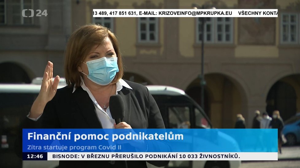 Port pod oblečení nedostala ani ministryně financí Alena Schillerová (za ANO). Mikrofon si kvůli co největšímu možnému zamezení dotyků drží respondenti sami. (1. 4. 2020)