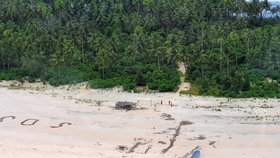 Záchrana trosečníků z ostrova v Mikronésii.