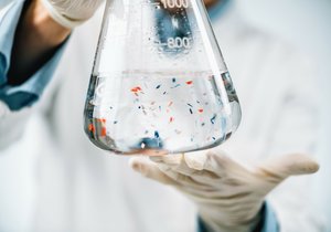 Vědci z Vysoké školy báňské (VŠB) a porodníci z Fakultní nemocnice Ostrava našli mikroplasty v plodové vodě i placentě. Ilustrační foto