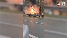 VIDEO: Podruhé se narodila! Řidička usnula a bourala, auto shořelo