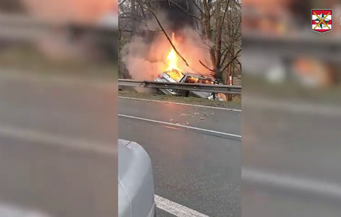 VIDEO: Podruhé se narodila! Řidička usnula a bourala, auto shořelo
