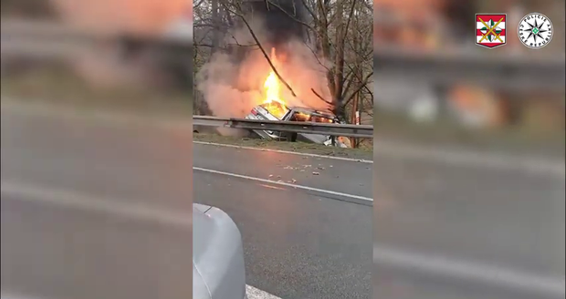 VIDEO: Podruhé se narodila! Řidička usnula a bourala, auto shořelo