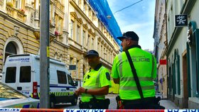 V Mikulandské ulici v centru Prahy policie zahájila vyšetřování pádu stropu, který zavalil tři lidi.