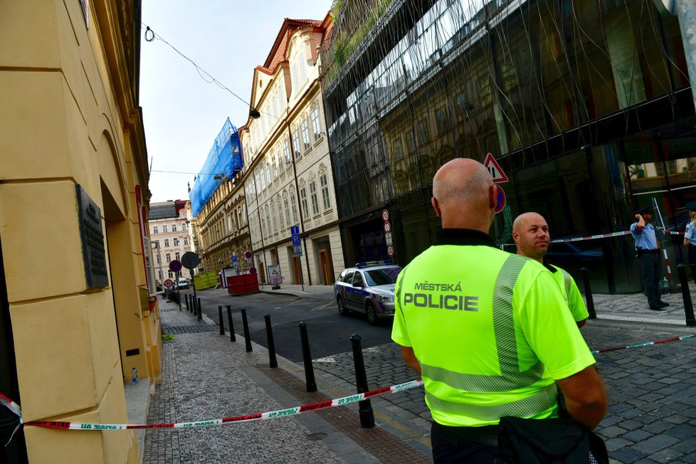 V Mikulandské ulici v centru Prahy policie zahájila vyšetřování pádu stropu, který zavalil tři lidi.