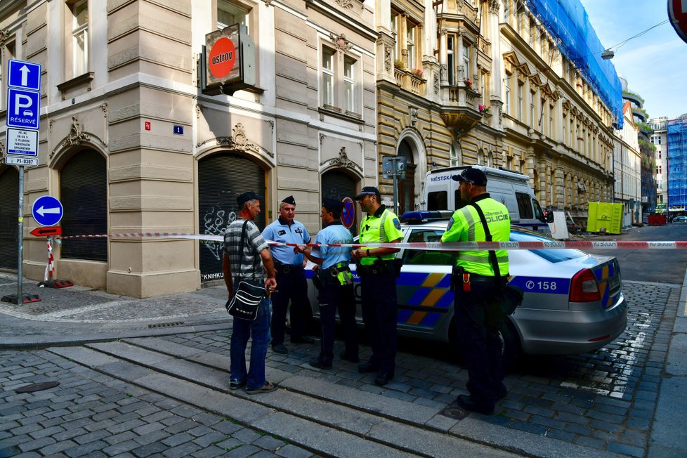 V Mikulandské ulici v centru Prahy policie zahájila vyšetřování pádu stropu, který zavalil tři lidi.