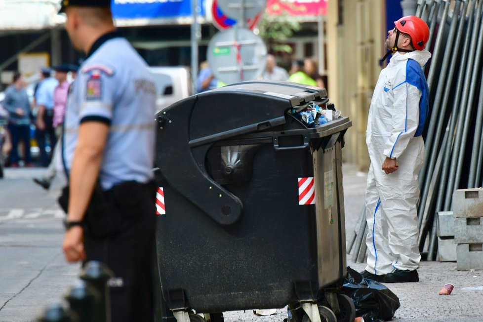 V Mikulandské ulici v centru Prahy policie zahájila vyšetřování pádu stropu, který zavalil tři lidi.