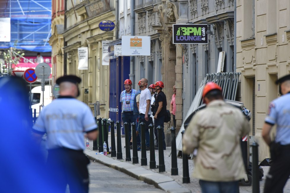 V Mikulandské ulici v centru Prahy policie zahájila vyšetřování pádu stropu, který zavalil tři lidi.