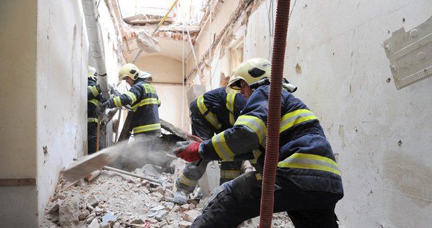 Zřícený strop v centru Prahy: Další kus zdi zasáhl hasiče, přerušili vyprošťovací práce
