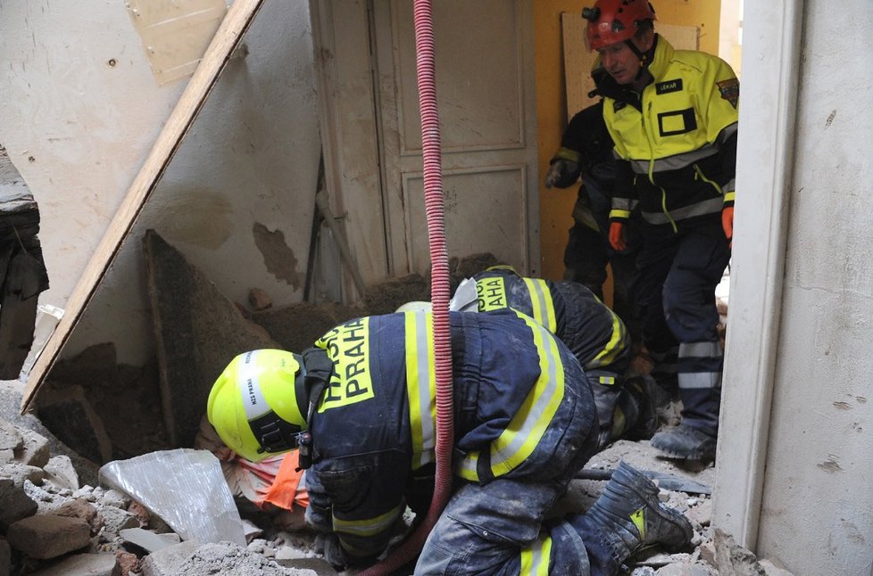 V Mikulandské ulici se zřítil strop a zavalil několik dělníků.