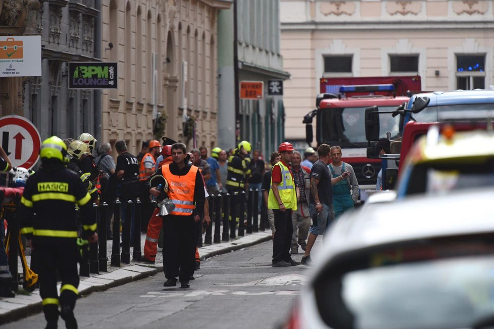 V Mikulandské se zřítil strop opravované budovy a zavalil několik lidí.