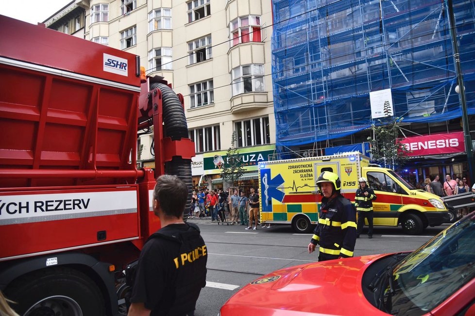 V Mikulandské se zřítil strop opravované budovy a zavalil několik lidí.