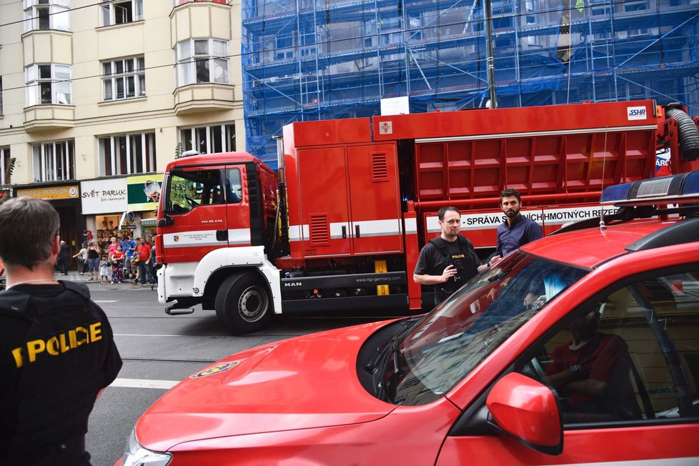 V Mikulandské se zřítil strop opravované budovy a zavalil několik lidí.