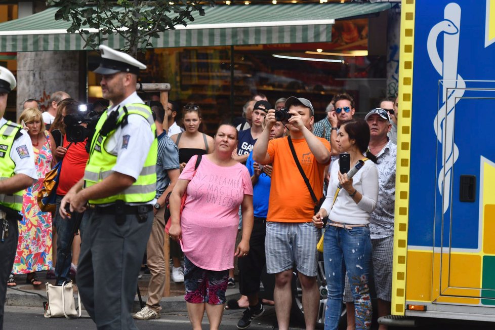 V Mikulandské se zřítil strop opravované budovy a zavalil několik lidí.