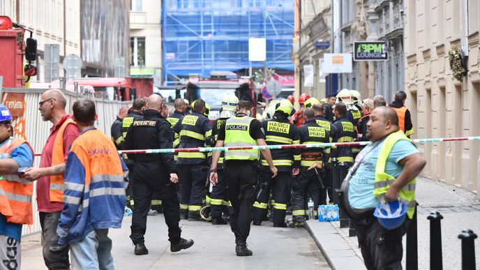 V Mikulandské ulici se zřítila část budovy.