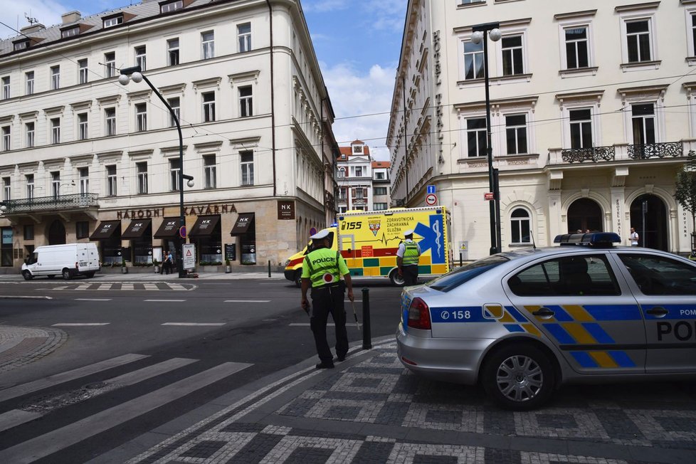 V centru Prahy se zřítila část budovy a zavalila čtyři lidi.