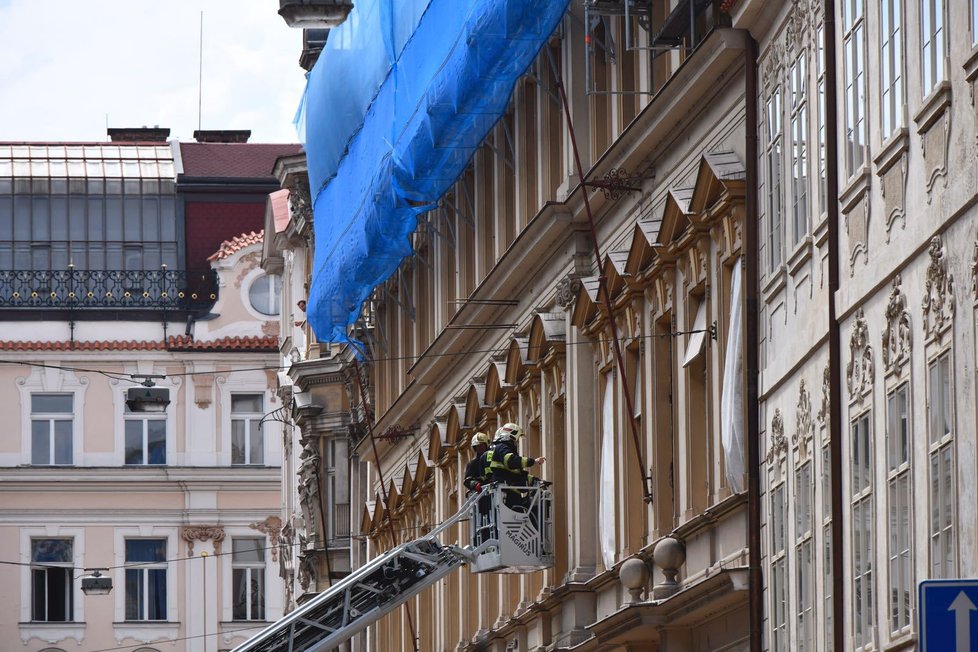 V centru Prahy se zřítila část budovy a zavalila čtyři lidi.