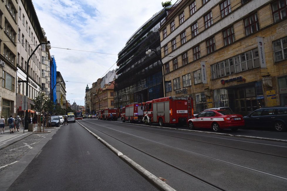 V centru Prahy se zřítila část budovy a zavalila čtyři lidi.