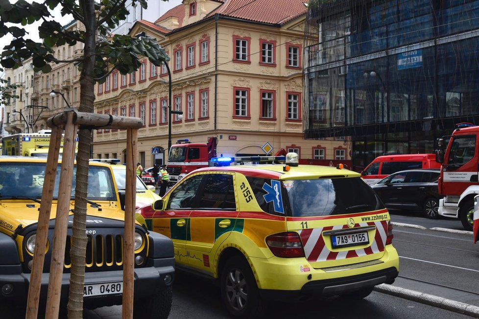 V centru Prahy se zřítila část budovy a zavalila čtyři lidi.