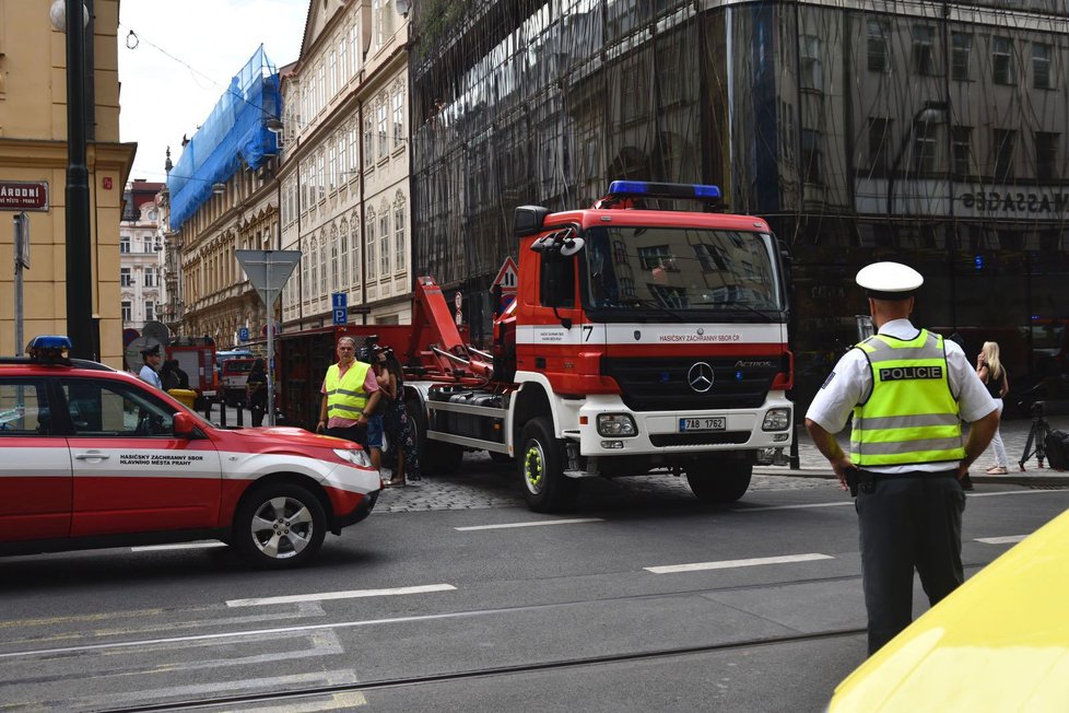 V centru Prahy se zřítila část budovy a zavalila čtyři lidi.