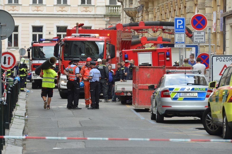 Sutiny ze stropu, který se zřítil 17. července v Mikulandské ulici, zavalily několik dělníků.