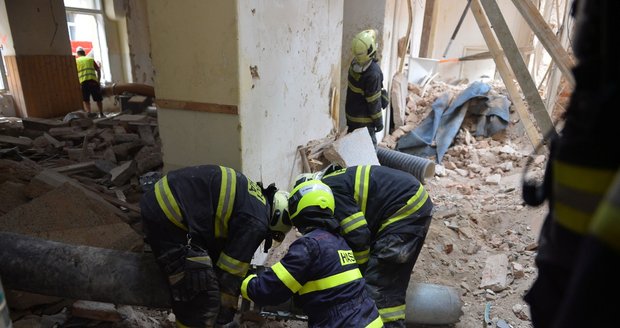 Sutiny ze stropu, který se zřítil 17. července v Mikulandské ulici, zavalily několik dělníků.