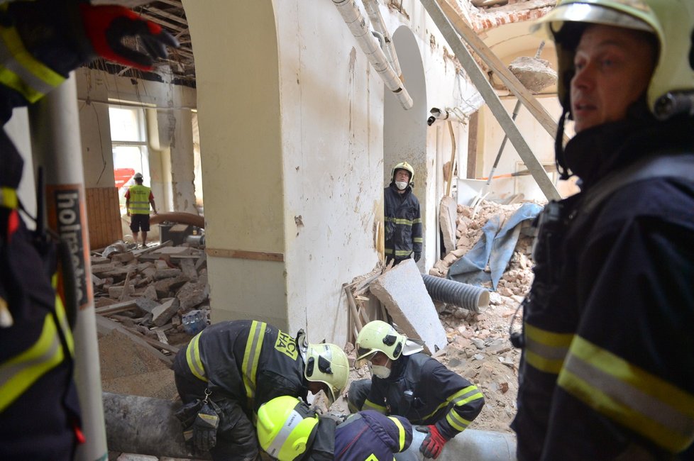 Sutiny ze stropu, který se zřítil 17. července v Mikulandské ulici, zavalily několik dělníků.