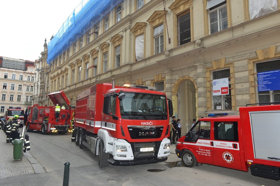 Sutiny ze stropu, který se zřítil 17. července v Mikulandské ulici, zavalily několik dělníků.