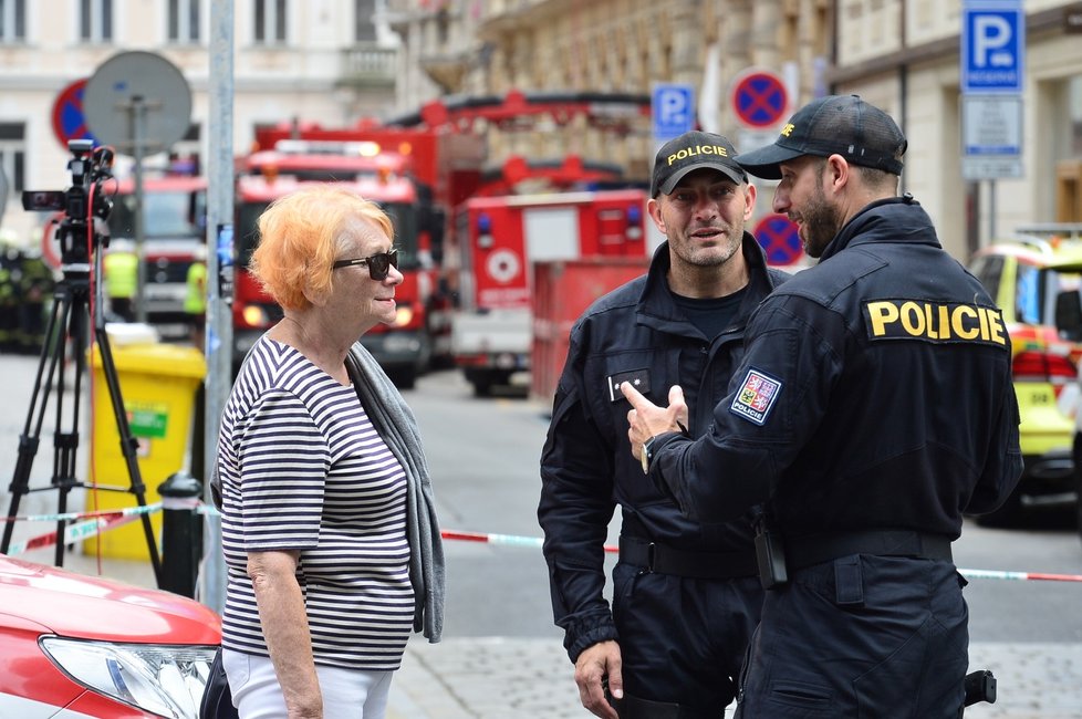 Sutiny ze stropu, který se zřítil 17. července v Mikulandské ulici, zavalily několik dělníků.