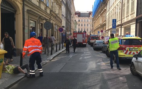 V Mikulandské ulici se zřítila část domu.