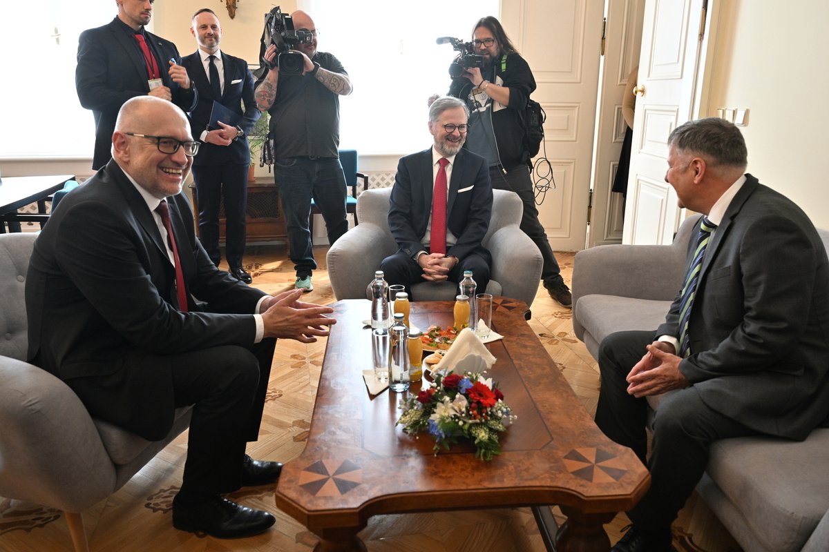Ministr školství Mikuláš Bek s premiérem Fialou a svým předchůdcem Balašem