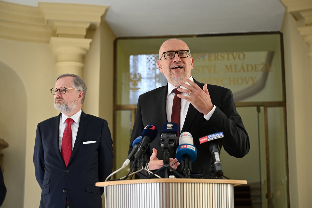 Ministr školství Mikuláš Bek s premiérem Fialou