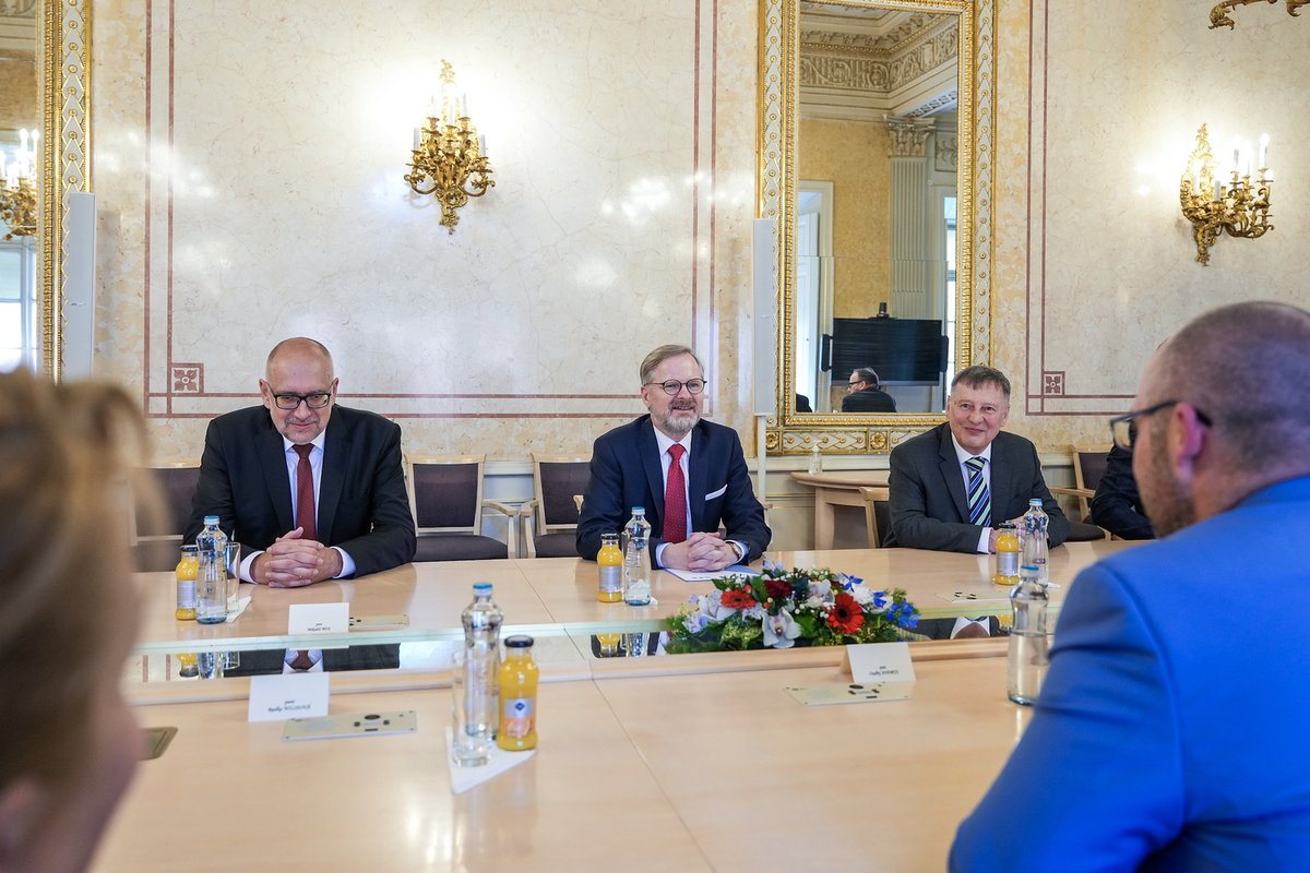Ministr školství Mikuláš Bek s premiérem Fialou a svým předchůdcem Balašem