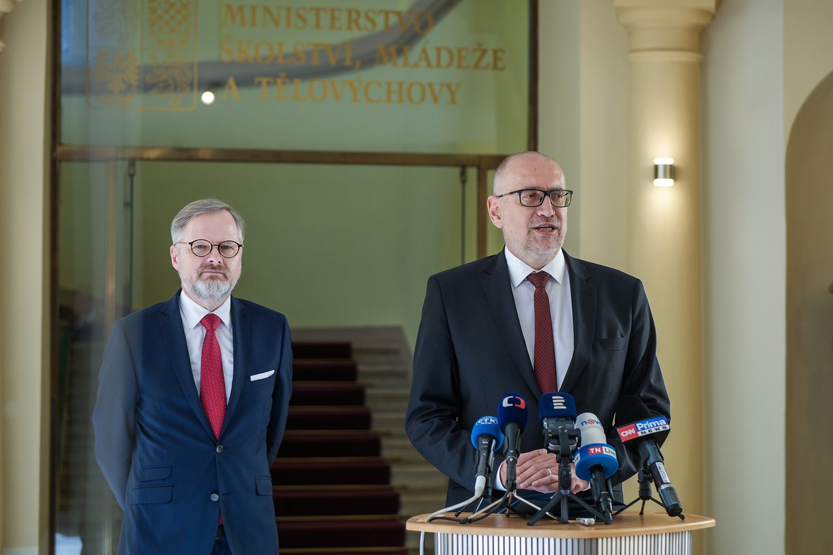Ministr školství Mikuláš Bek s premiérem Fialou